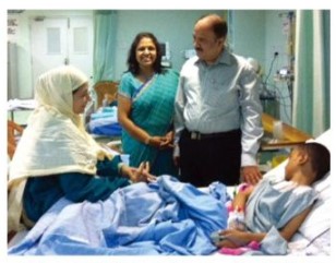 ドゥルガプルの病院でパキスタンの男の子をお見舞いするシェカール会長